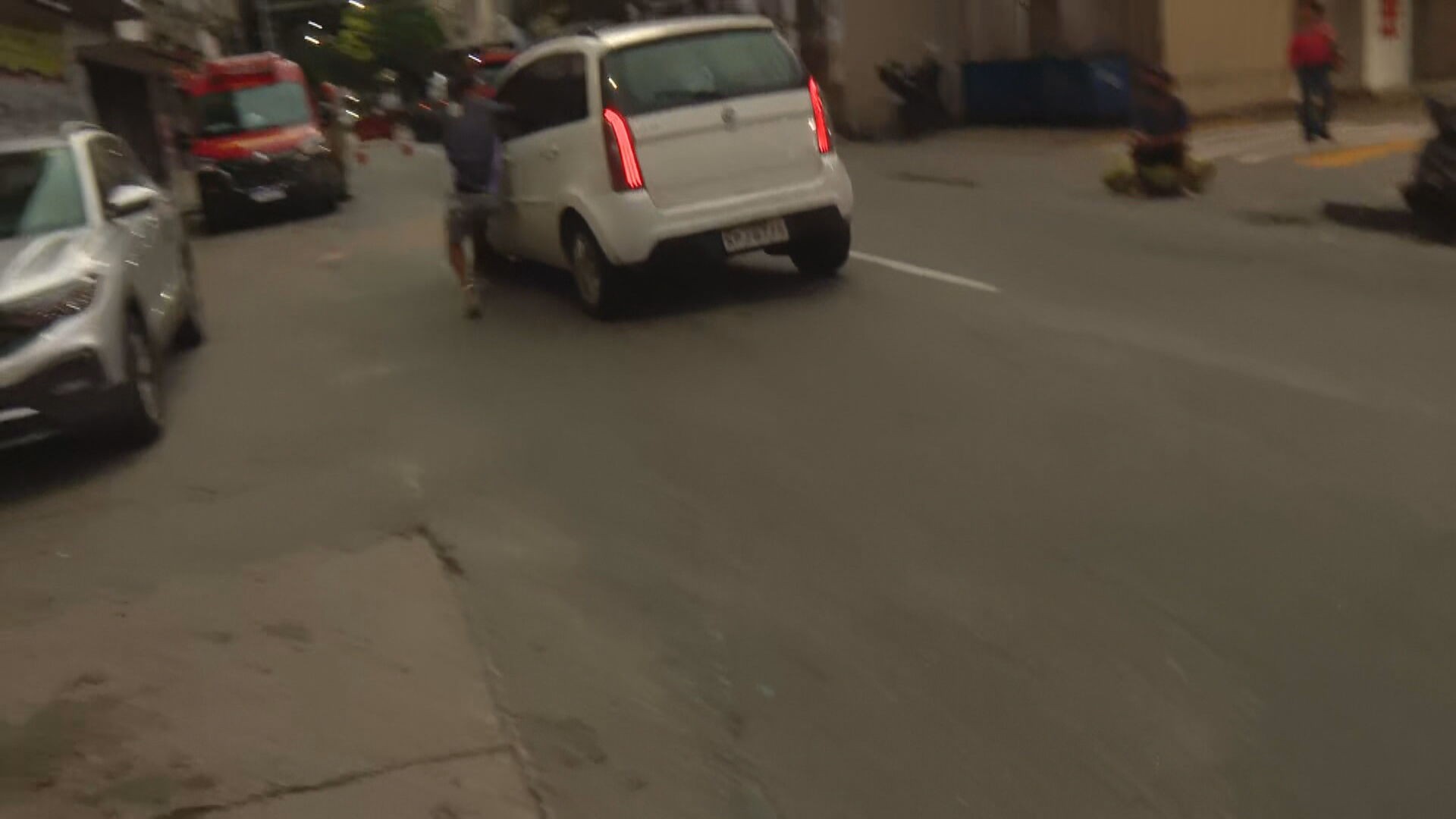 Moradora tenta proteger TV, ela é levada em carro que passava e homem se pendura em veículo para recuperá-la