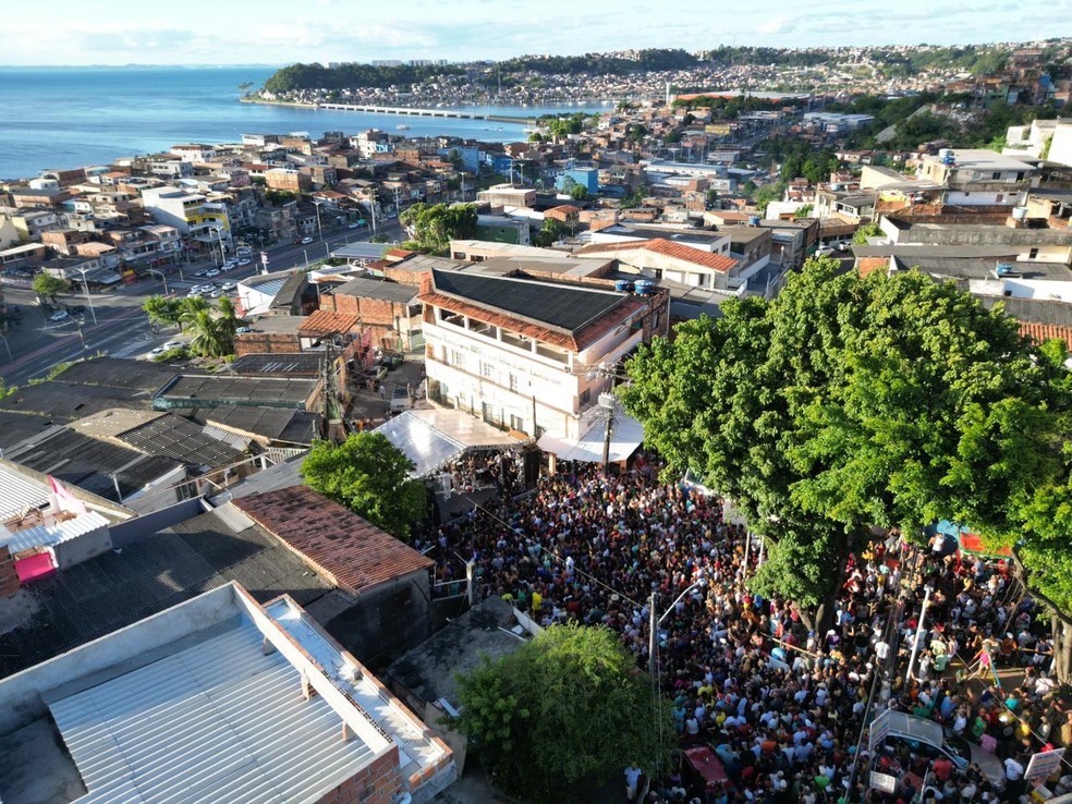 Show reuniu centenas de pessoas no bairro Boa Vista do Lobato — Foto: Eder Mota e Heber Barros