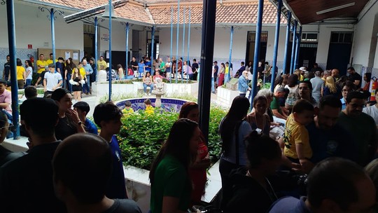 Eleitores que estiverem na fila às 17h ainda têm direito de votar; entenda