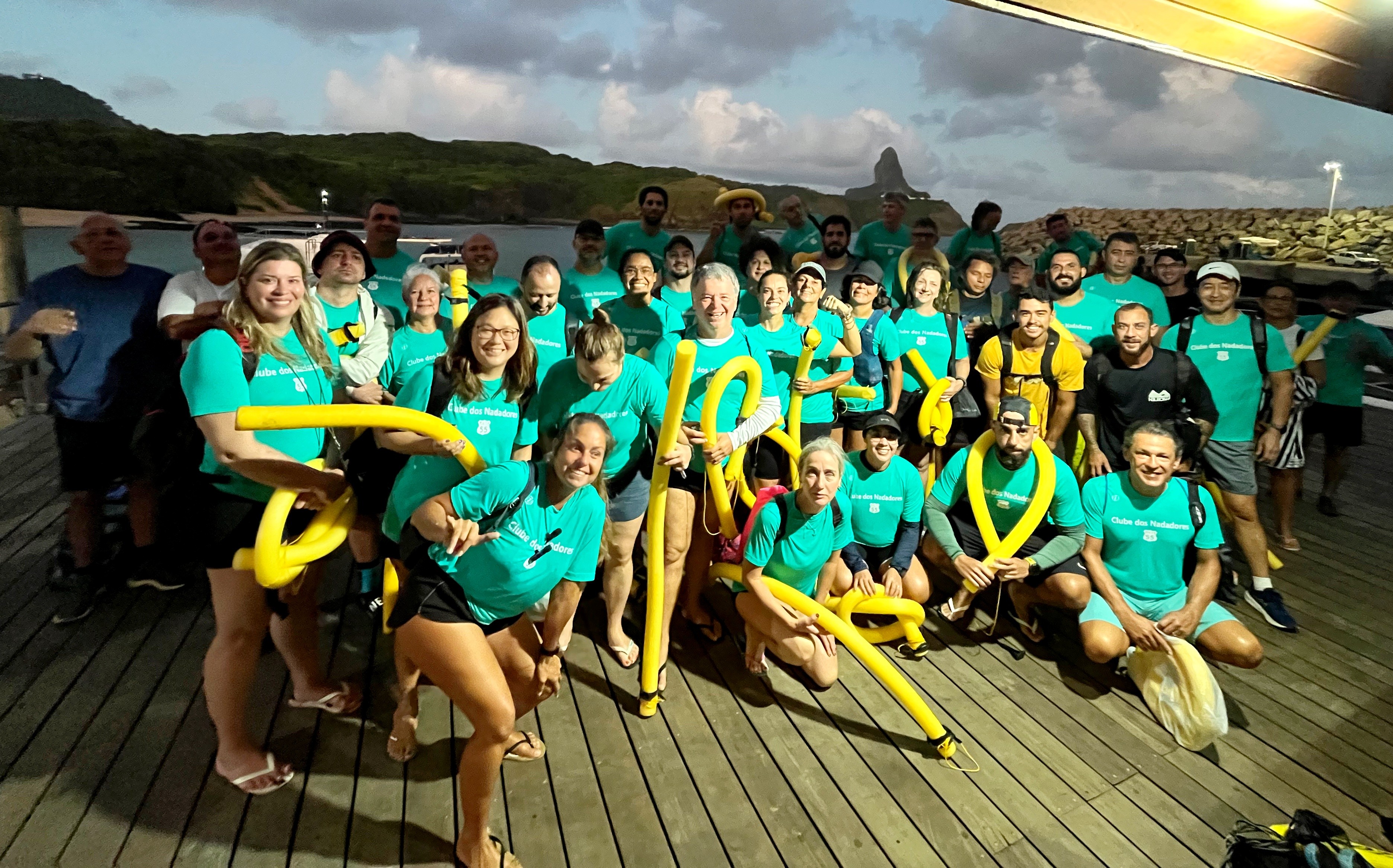 Grupo formado por 50 pessoas nada 12 km em Fernando de Noronha em evento que misturou esporte e passeio