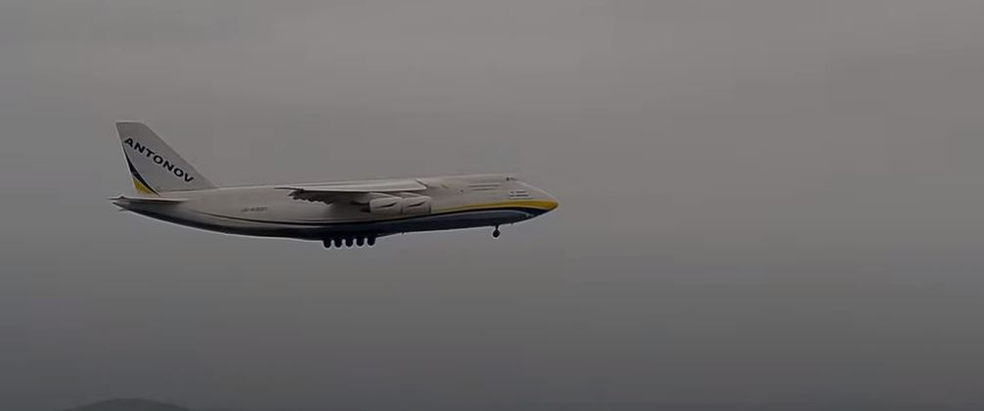 Antonov AN-124 chega no Aeroporto do Galeão — Foto: Reprodução/Aviation TV
