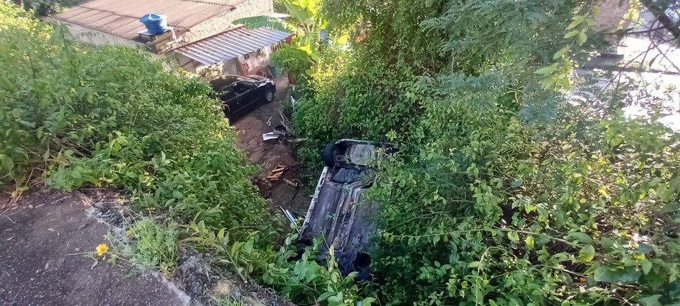Carro ficou com as rodas viradas para cima — Foto: Elton Lopes/TV Globo