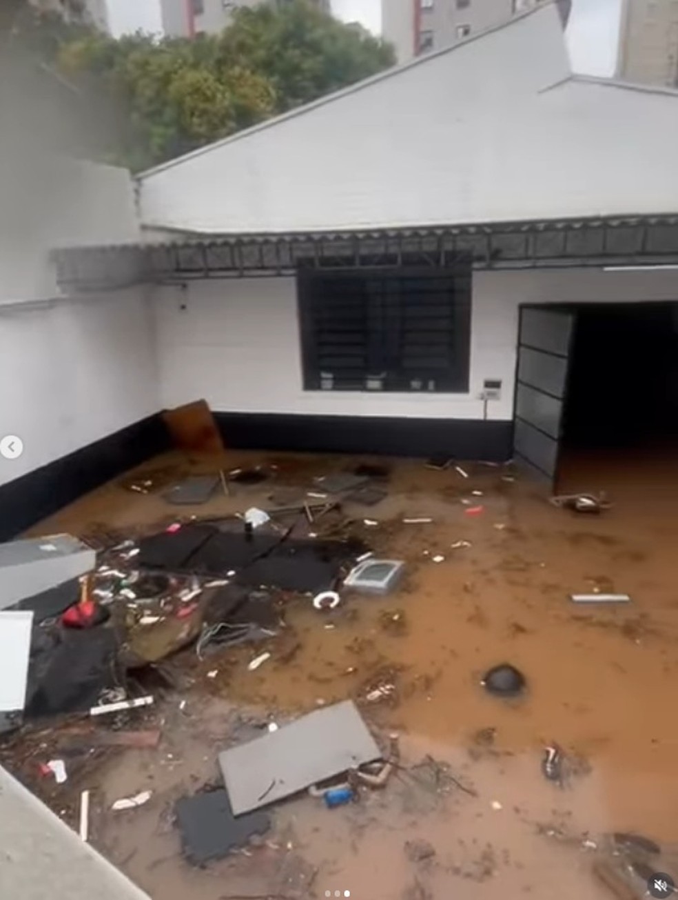 Academia de crossfit destruída pela enxurrada na rua Doutor Nogueira Martins, bairro da Saúde, Zona Sul de São Paulo. — Foto: Reprodução/Redes Sociais