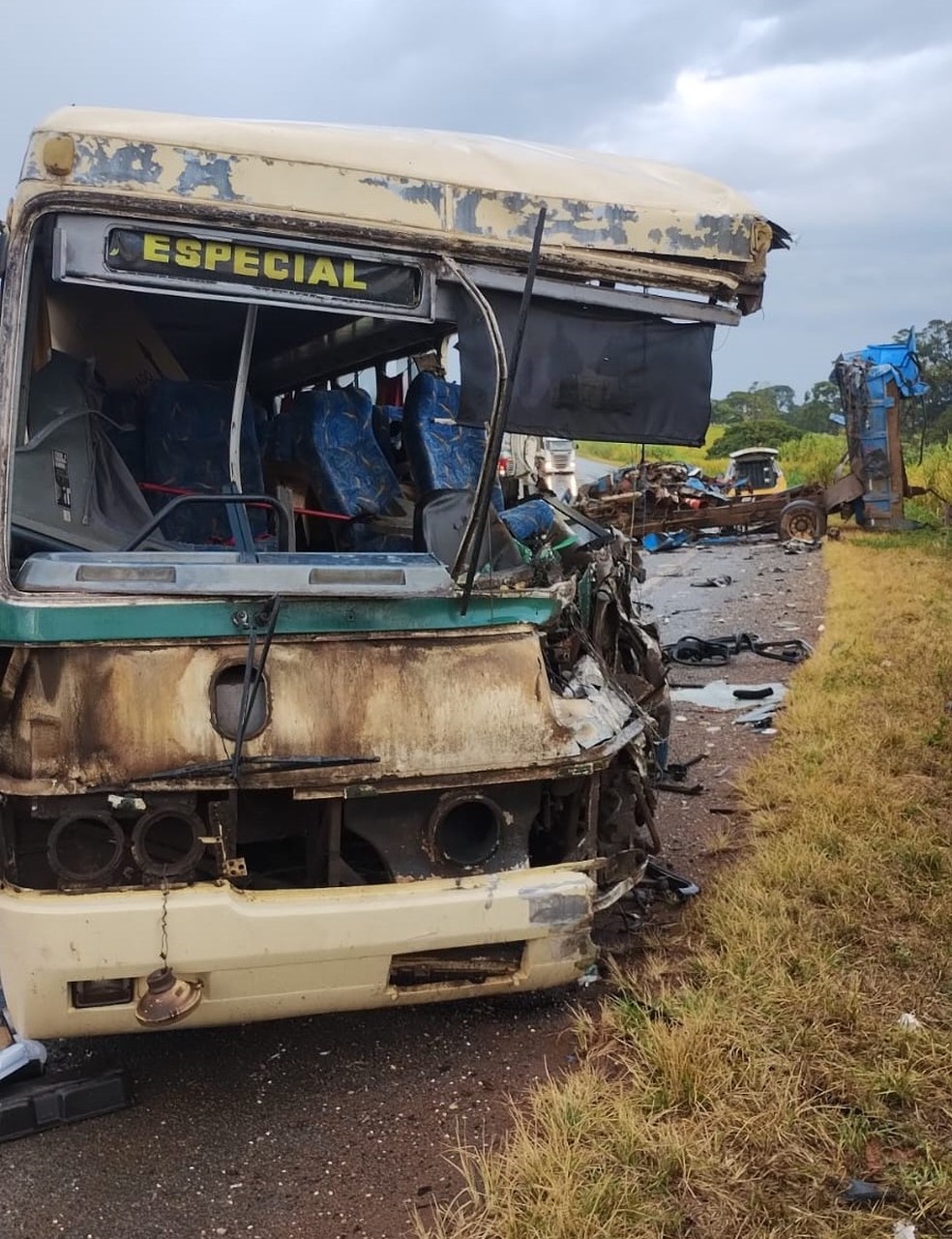 Motorista do ônibus morreu após ter uma parada cardiorrespiratória — Foto: Corpo de Bombeiros/Divulgação
