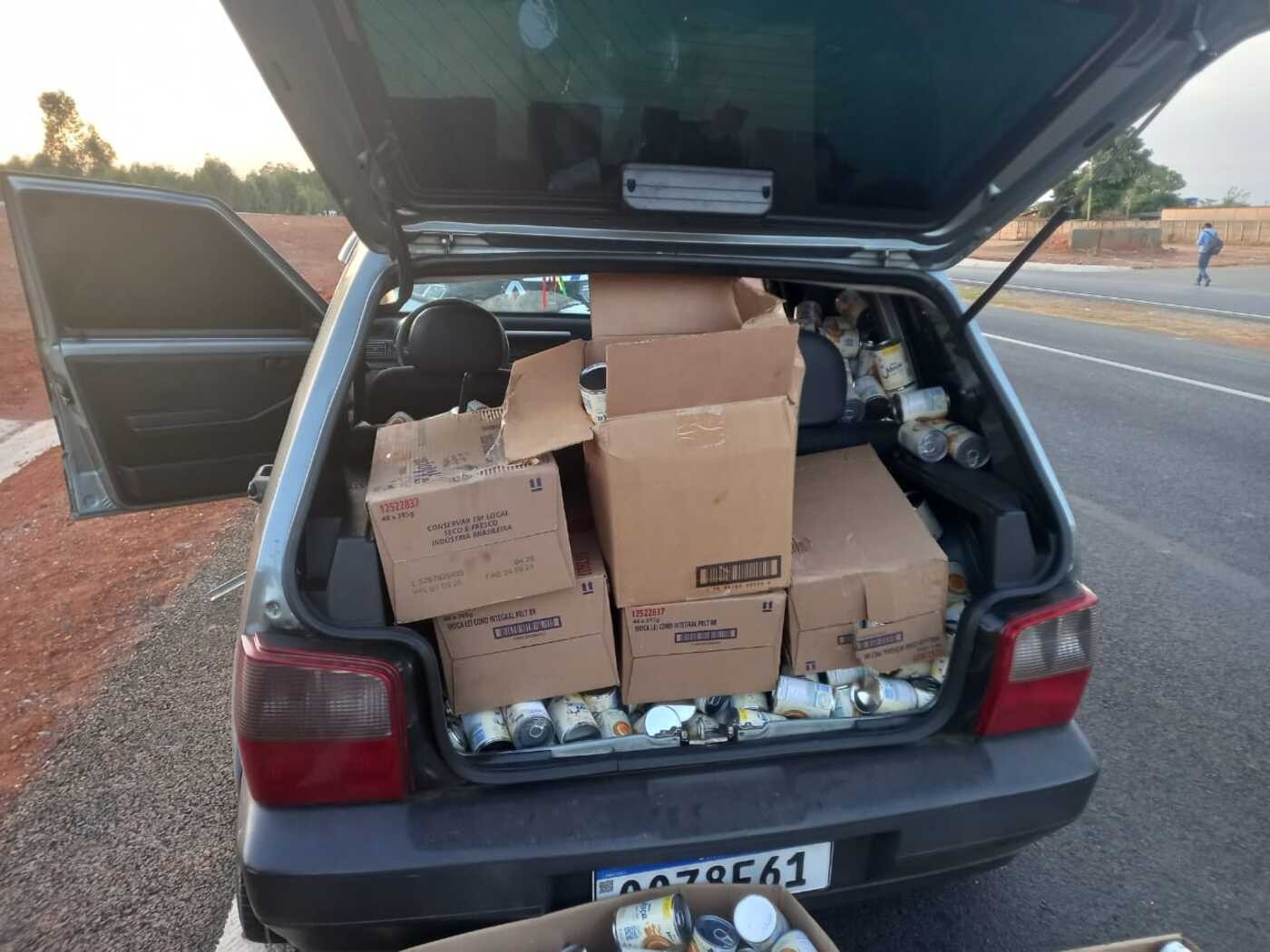 Criminosos furtam carga de leite condensado e atiram contra PMs durante perseguição em Curvelo