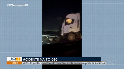 Motorista perde o controle e caminhão bate em poste na TO-080