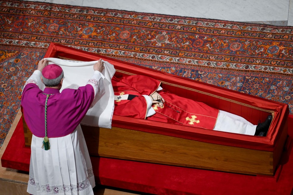 Véu branco é colocado sobre o rosto do papa Francisco, em 25 de abril de 2025 — Foto: Vaticano
