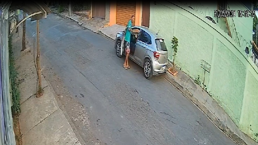 Homem armado rende motorista e rouba carro na Grande BH; VÍDEO