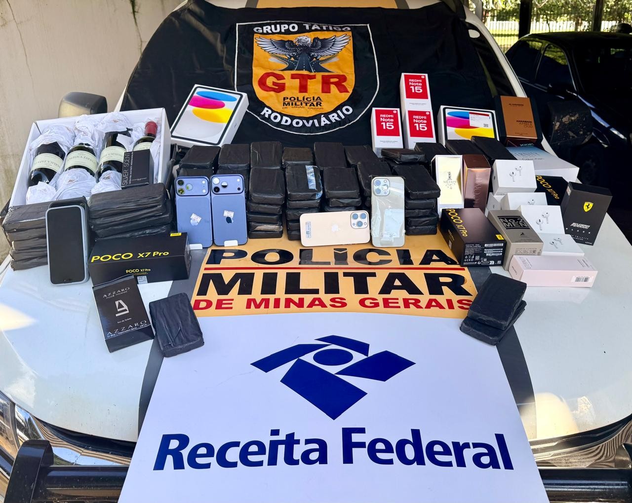 Vinhos e 200 iPhones: produtos avaliados em R$ 1 milhão são encontrados em compartimento secreto de carro; vídeo