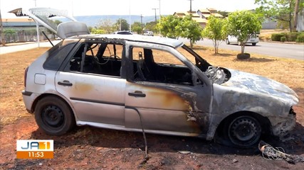 Carro fica destruído após pegar fogo no canteiro central de avenida, em Palmas