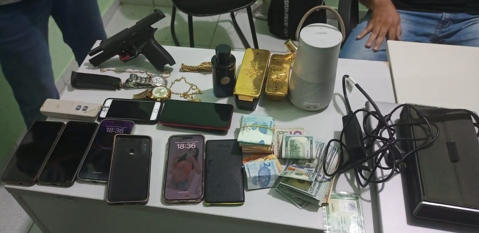 Foram apreendidos celulares, relógios, perfumes importados, uma arma de fogo e dinheiro, em reais e dólares - Casal é preso no Piauí suspeito de furtar objetos de veículos de luxo no Ceará — Foto: Polícia Civil