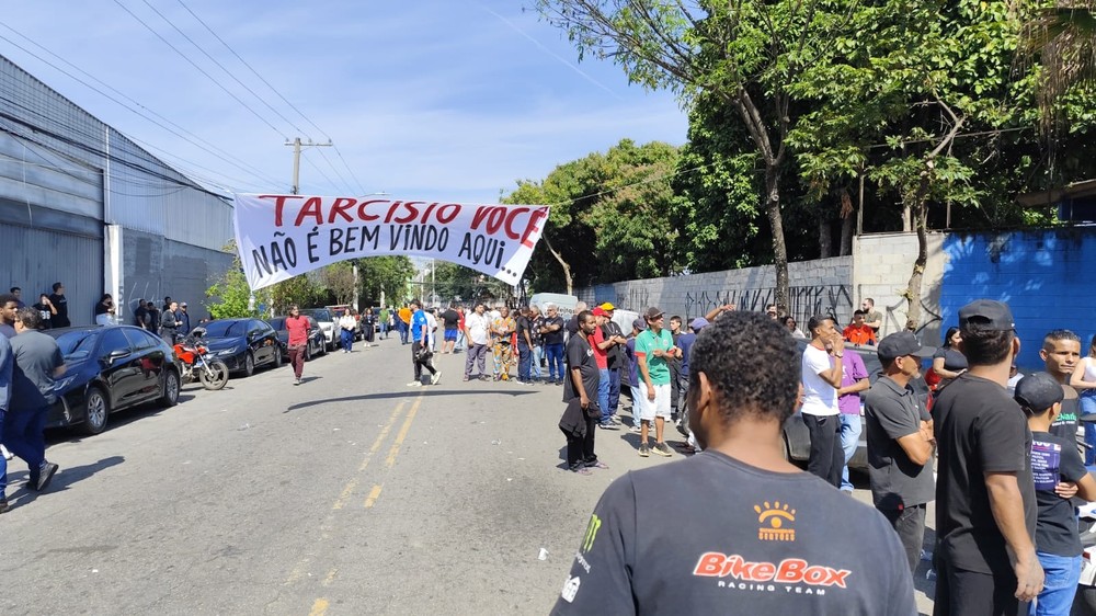 Moradores de comunidades protestam contra Tarcísio de Freitas e Rogério Lins em Osasco