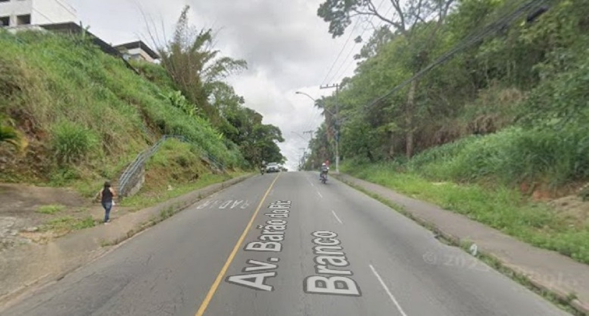 Mulher morre após cair de motocicleta e ser atingida por carro na avenida Rio Branco, em Juiz de Fora