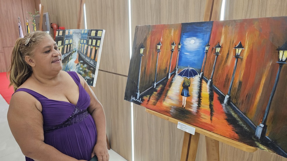Josineide Lira quer aprimorar sua técnica e espera poder viver da arte a partir de agora — Foto: Yuri Marcel/g1