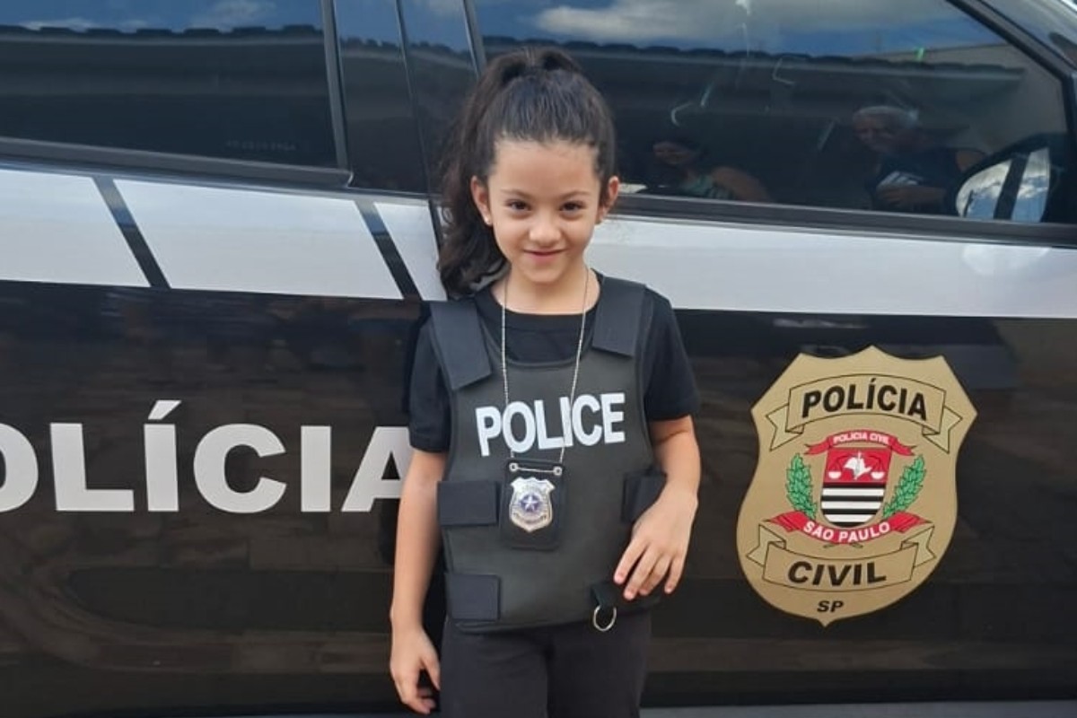 Menina de 7 anos escolhe tema da Polícia Civil para aniversário e é surpreendida com a presença de agentes no interior de SP