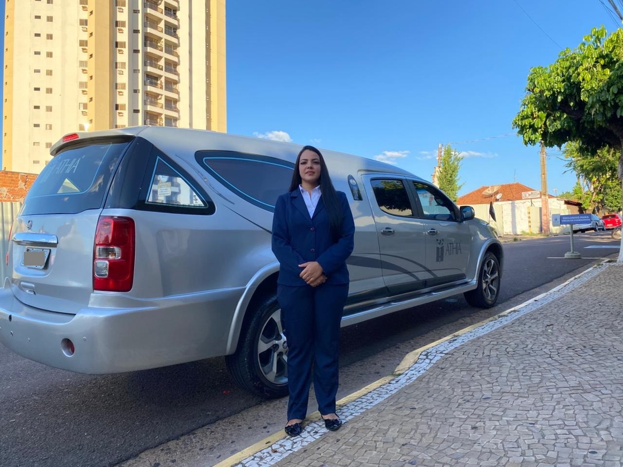 Jovem quebra tabu e se torna única mulher na área operacional de funerária em Presidente Prudente