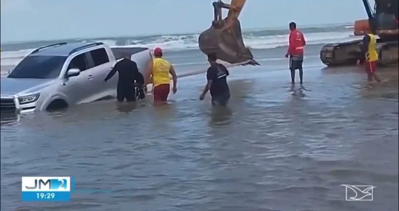 Maré sobe e caminhonete fica presa em faixa de areia em praia de São de José de Ribamar