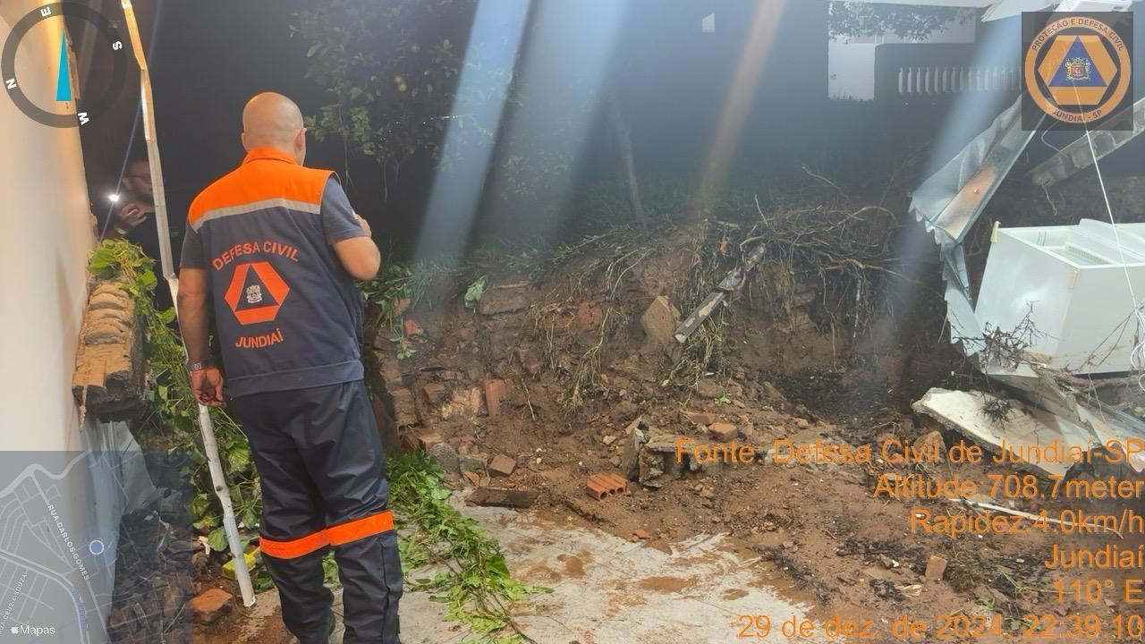 Chuva derruba muro de casa e deixa família desabrigada em Jundiaí