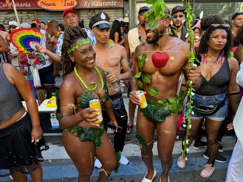 Foli&otilde;es de Ad&atilde;o e Eva no Cord&atilde;o da Bola Preta da manh&atilde; deste s&aacute;bado (10) de carnaval &mdash; Foto: Rafael Nascimento / g1