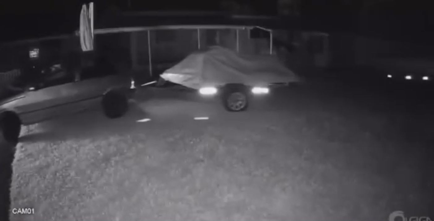 VÍDEO: Dupla encapuzada invade rancho e furta moto aquática no interior de SP