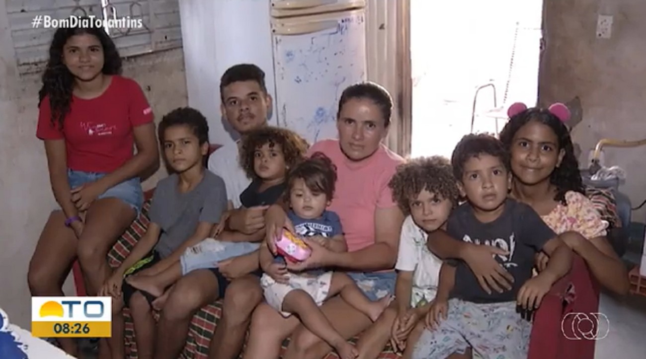 Mãe de dez filhos sobrevive com Bolsa Família e fala das dificuldades: 'Cozinhar na lenha'