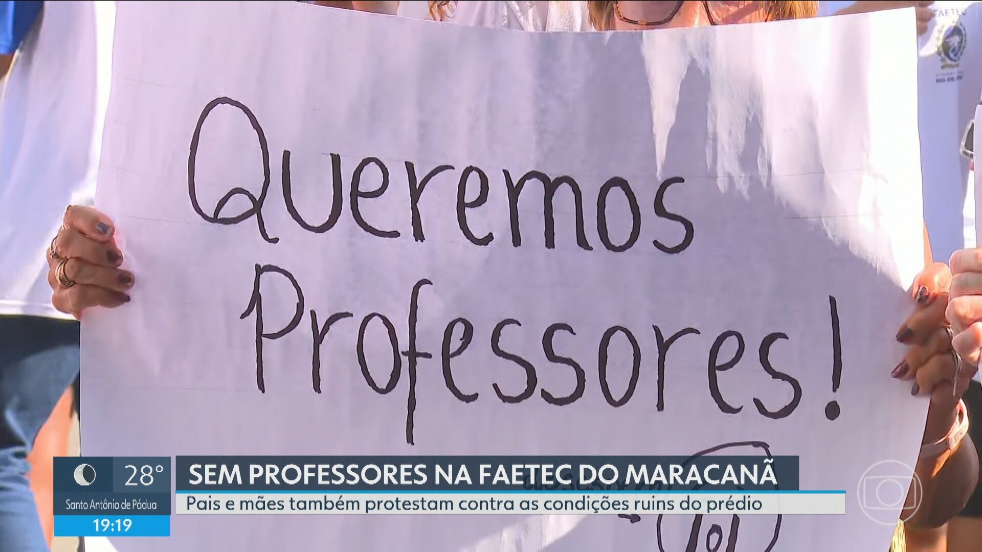 Pais e mães protestam falta de professores e problemas de infraestrutura na Faetec Maracanã