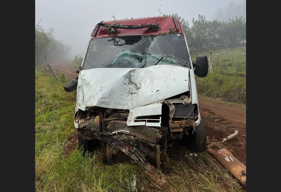 Ambulância falsa após batida em árvore em Celso Ramos, SC — Foto: PMRv/Divulgação