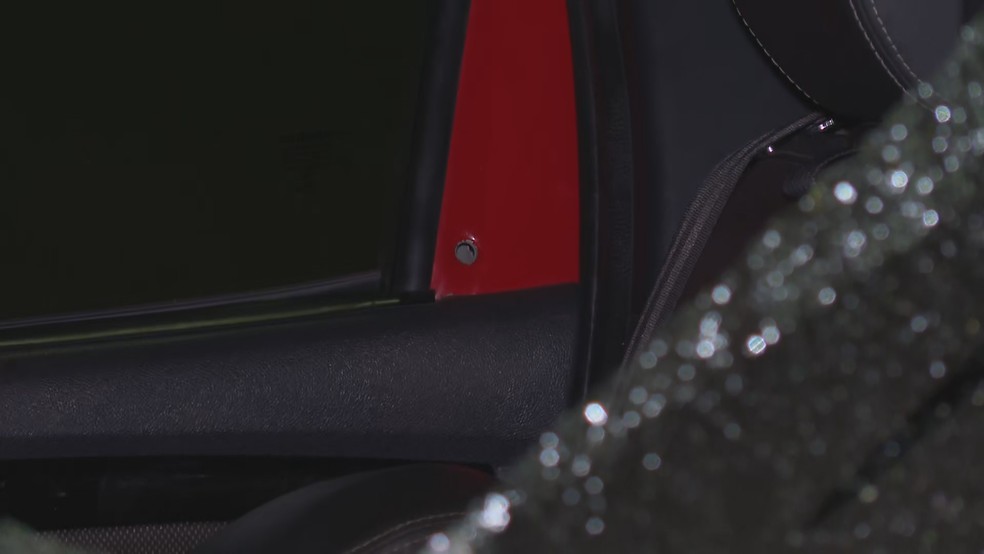 Carro foi atingido por tiros neste domingo � Foto: Reprodu��o/TV Globo