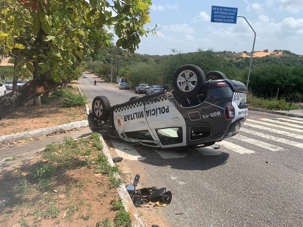 Viatura da PM capotou no início do prolongamento da avenida Prudente de Morais em Natal — Foto: Philipe Salvador/Inter TV Cabugi