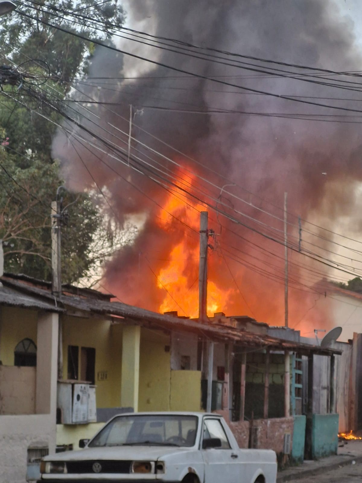 VÍDEO: Incêndio atinge depósito de reciclagem em Paraíba do Sul