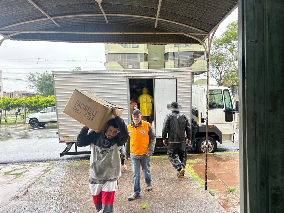Equipes da prefeitura de Alegrete levam itens para ginásio que está recebendo desalojados — Foto: Mariah Coi/RBS TV