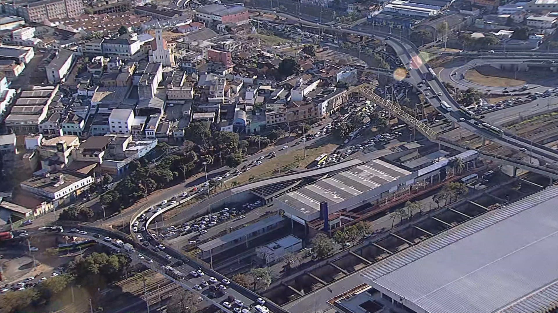 Acidente no Complexo da Lagoinha deixa trânsito carregado no acesso ao Centro de BH
