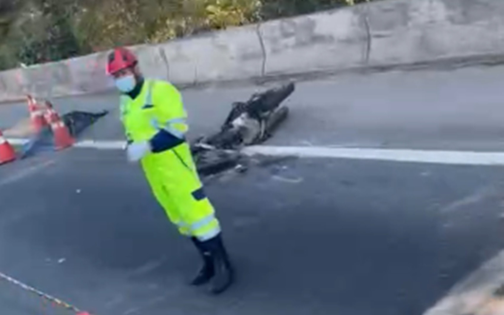 Motociclista morre atropelado após cair na pista da Fernão Dias, em Extrema; motorista foge do local