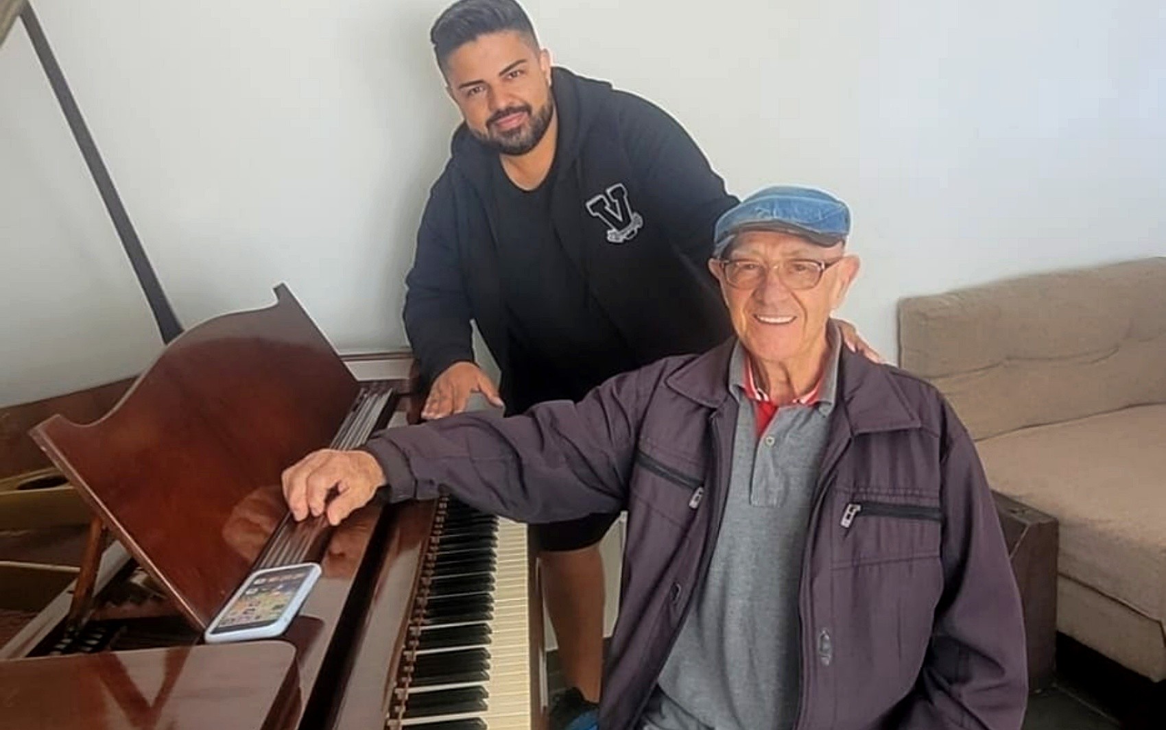 Após morte do pai, filho assume legado de afinador de pianos que atravessa cinco gerações em MG