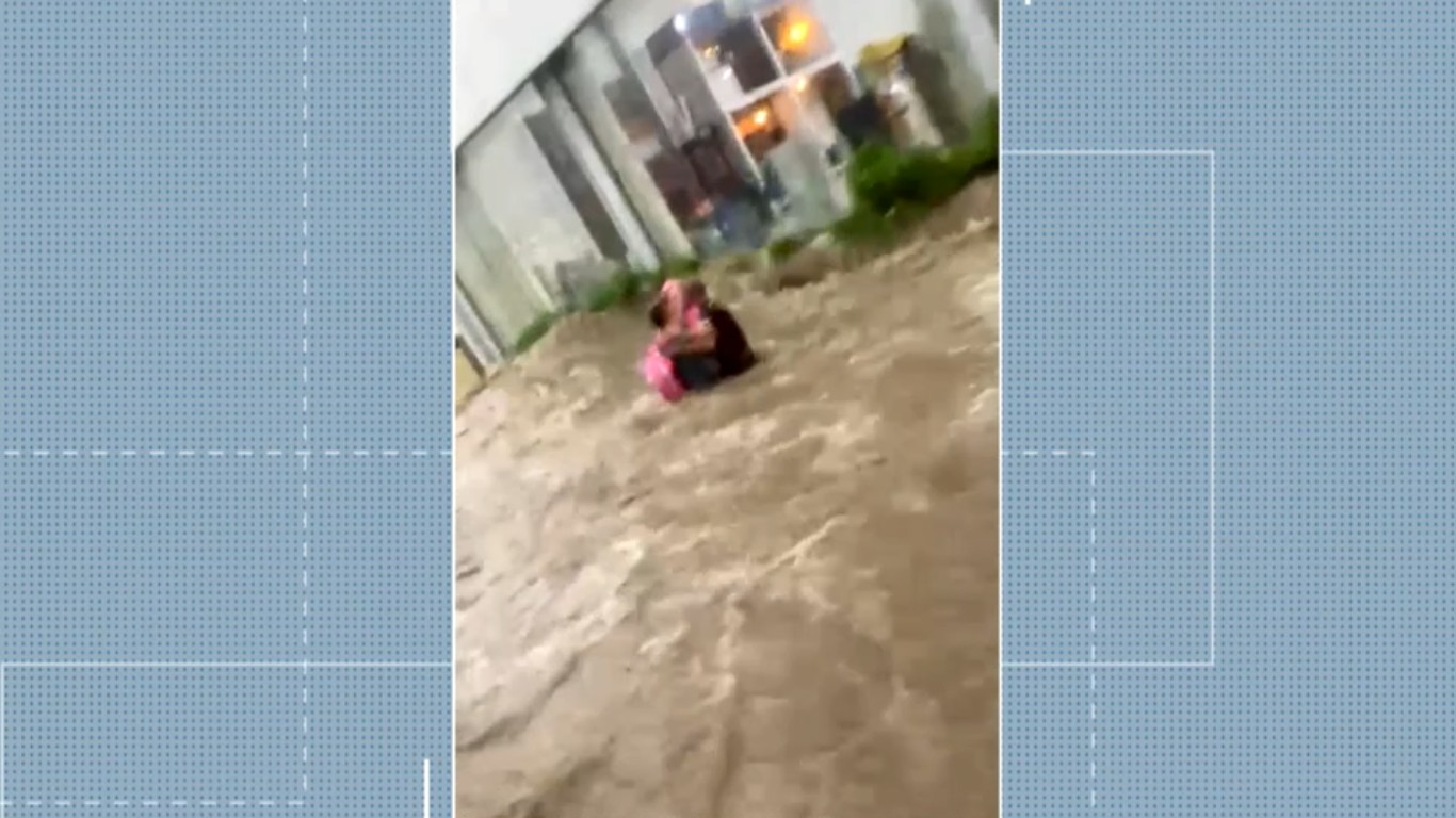 Chuvas e ventos provocam queda de árvore, alagamentos e transtornos em cidades do Agreste de PE