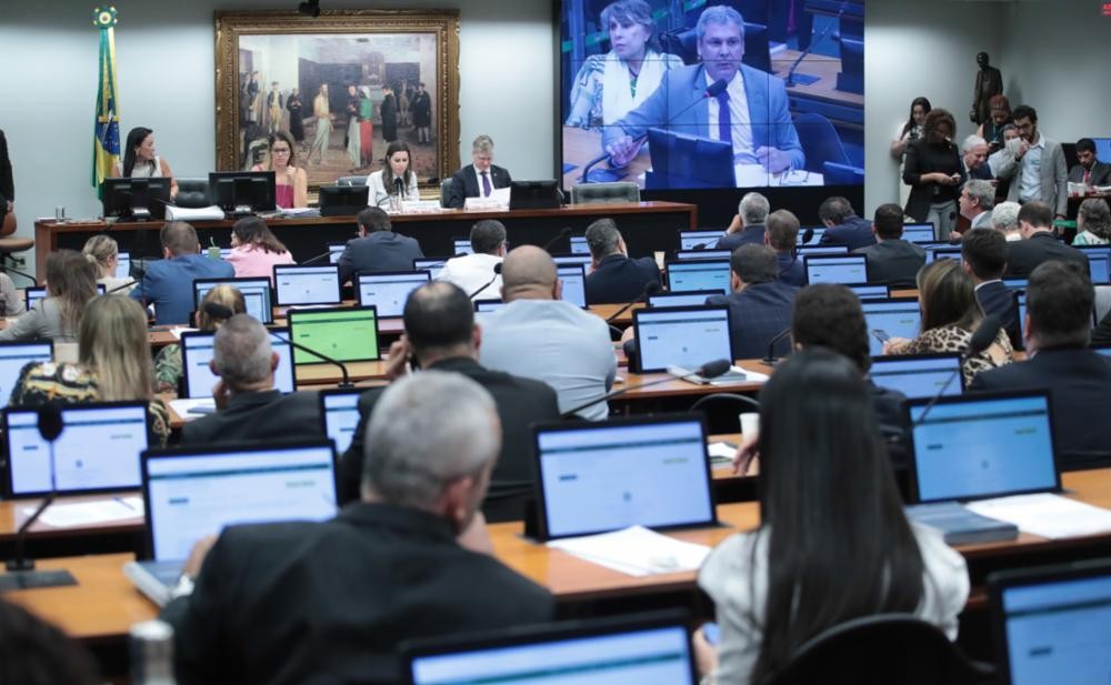 Deputado aciona STF para tentar suspender tramitação de PEC que autoriza o Congresso a derrubar decisões do Supremo