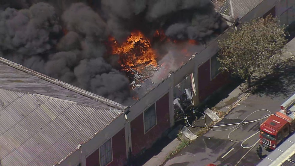 Incêndio atinge galpão da região da Lapa — Foto: TV Globo
