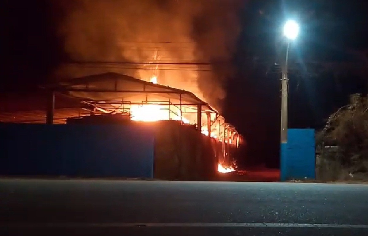 Incêndio de grandes proporções atinge fábrica de cerâmica na Baixada Campista; vídeo 