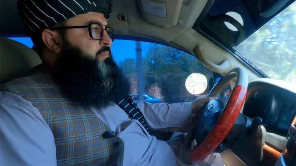 Habibullah Badr diz que, no passado, participou de operações que envolviam atentados suicidas — Foto: BBC