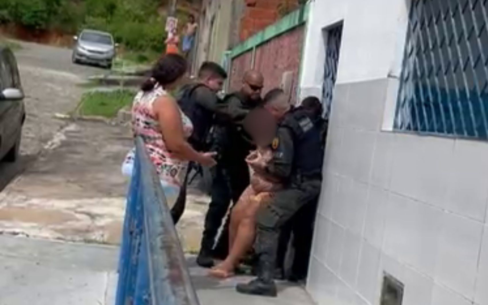Polícia imobiliza com mata-leão mulher que ameaçava médica de morte em posto de saúde de São Cristóvão