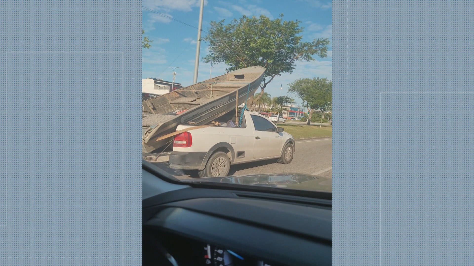 Motorista é flagrado transportando barco preso a carro de passeio