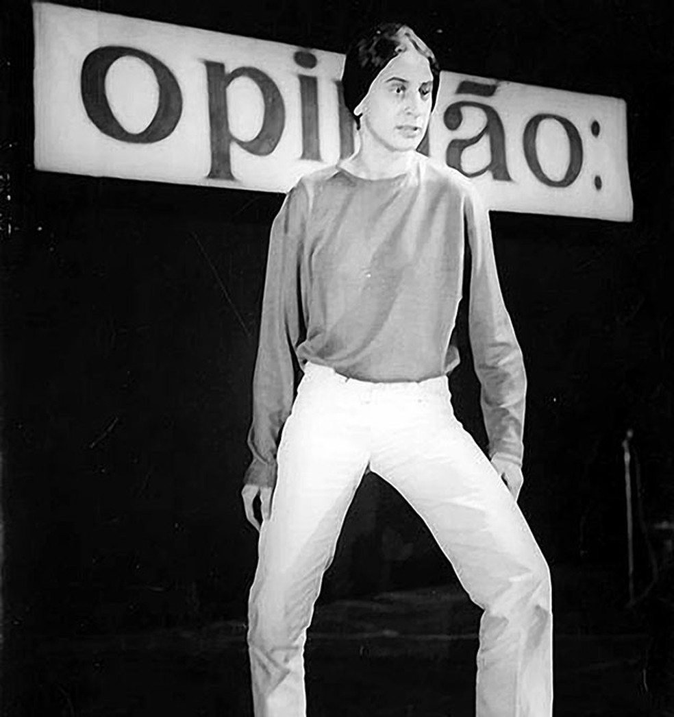 Maria Bethânia em 1965 em cena no espetáculo 'Opinião', um dos objetos de análise da tese transformada em livro — Foto: Reprodução / Instituto Augusto Boal