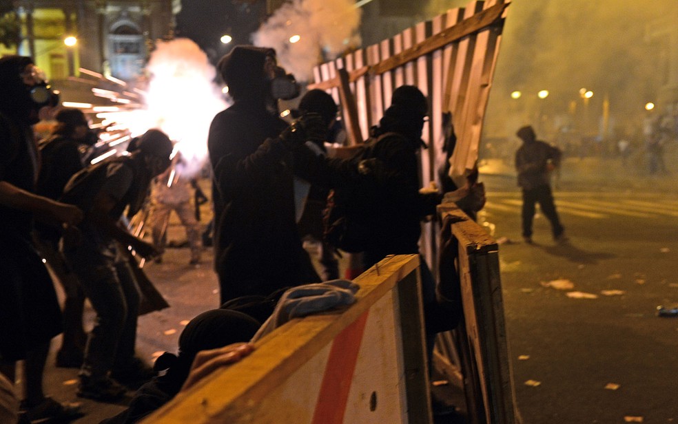 Manifestantes montam barricadas durante confronto no Rio de Janeiro — Foto: Yasuyoshi Chiba/AFP