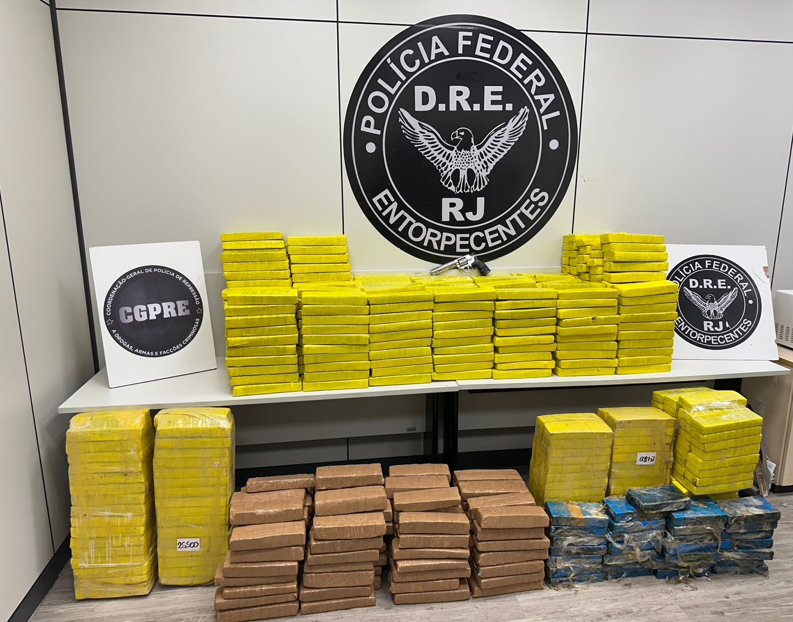 Polícia Federal apreende mais de meia tonelada de drogas escondidas em caminhão de produtos de limpeza