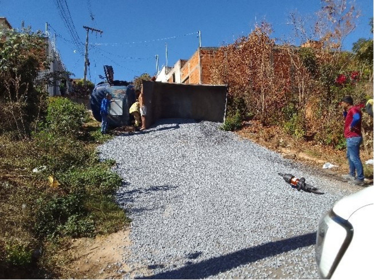 Motorista fica ferido após caminhão caçamba carregado com brita tombar em Montes Claros