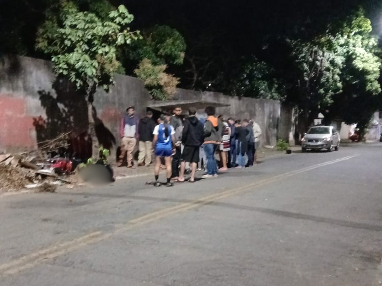 Passageiro morre após motocicleta bater em árvore e atingir abrigo de ônibus em Timóteo