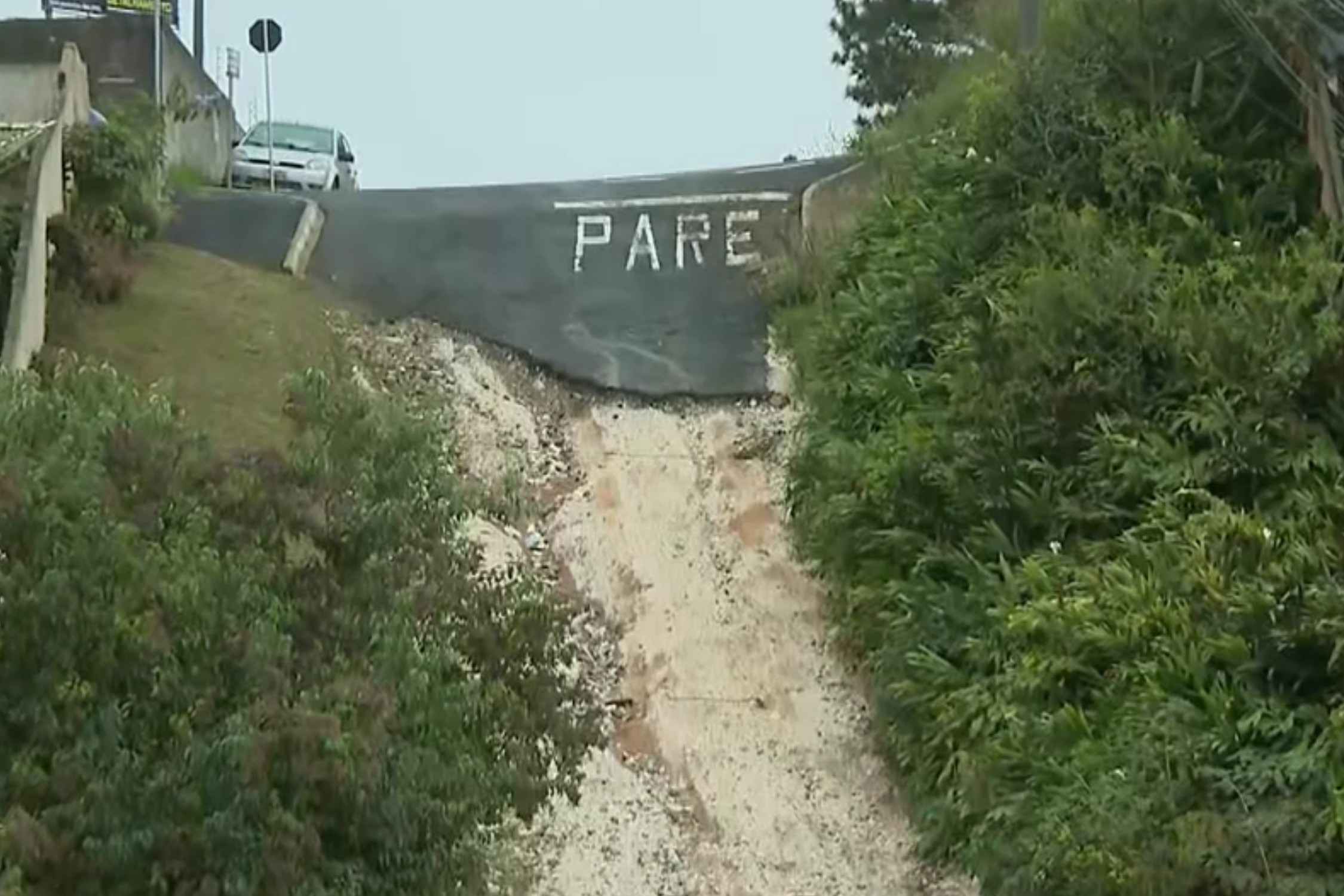 Rua que parece 'paredão' na Grande Curitiba existe desde 1953 e nunca teve asfalto: 'Quantos tombos a gente já viu', diz moradora