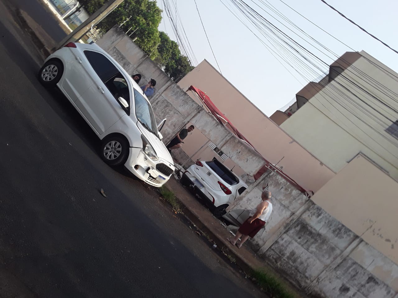 VÍDEO: Carro derruba muro e invade garagem de casa após ser atingido por veículo no Custódio Pereira, em Uberlândia