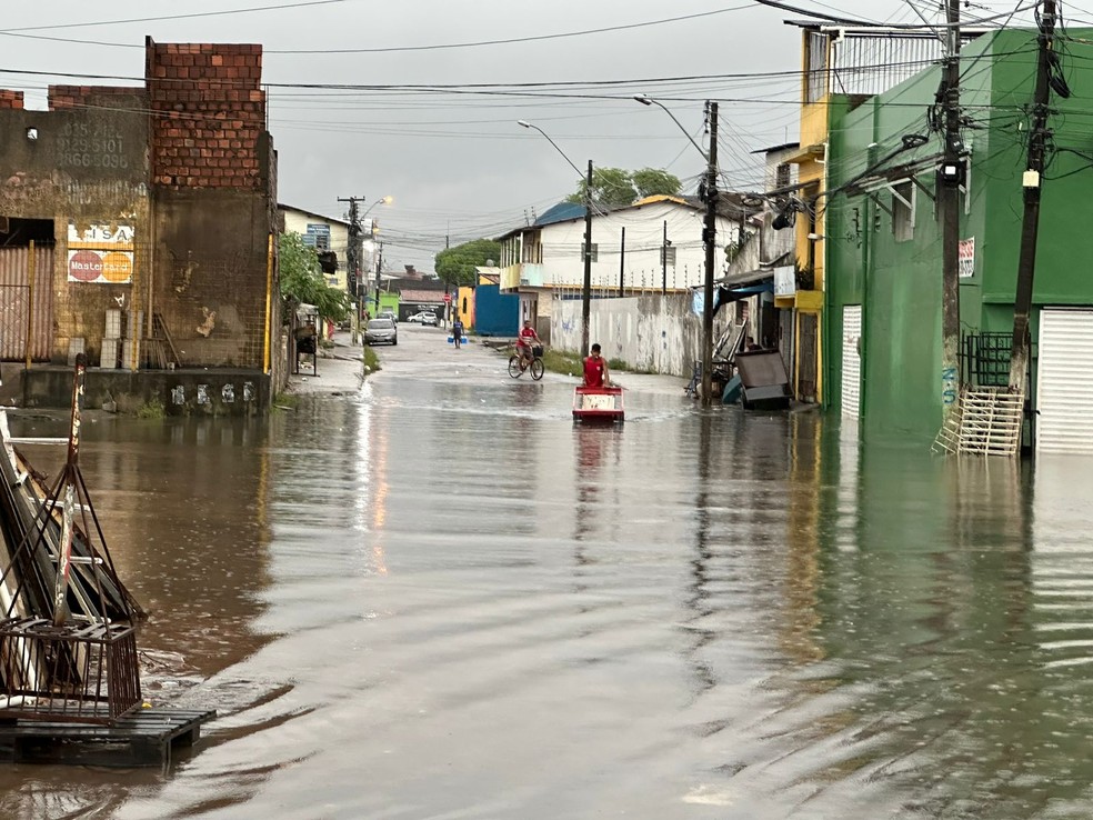 Chuva causa alagamento na Levada, em Maceió, Alagoas — Foto: Nick Marone/TV Gazeta