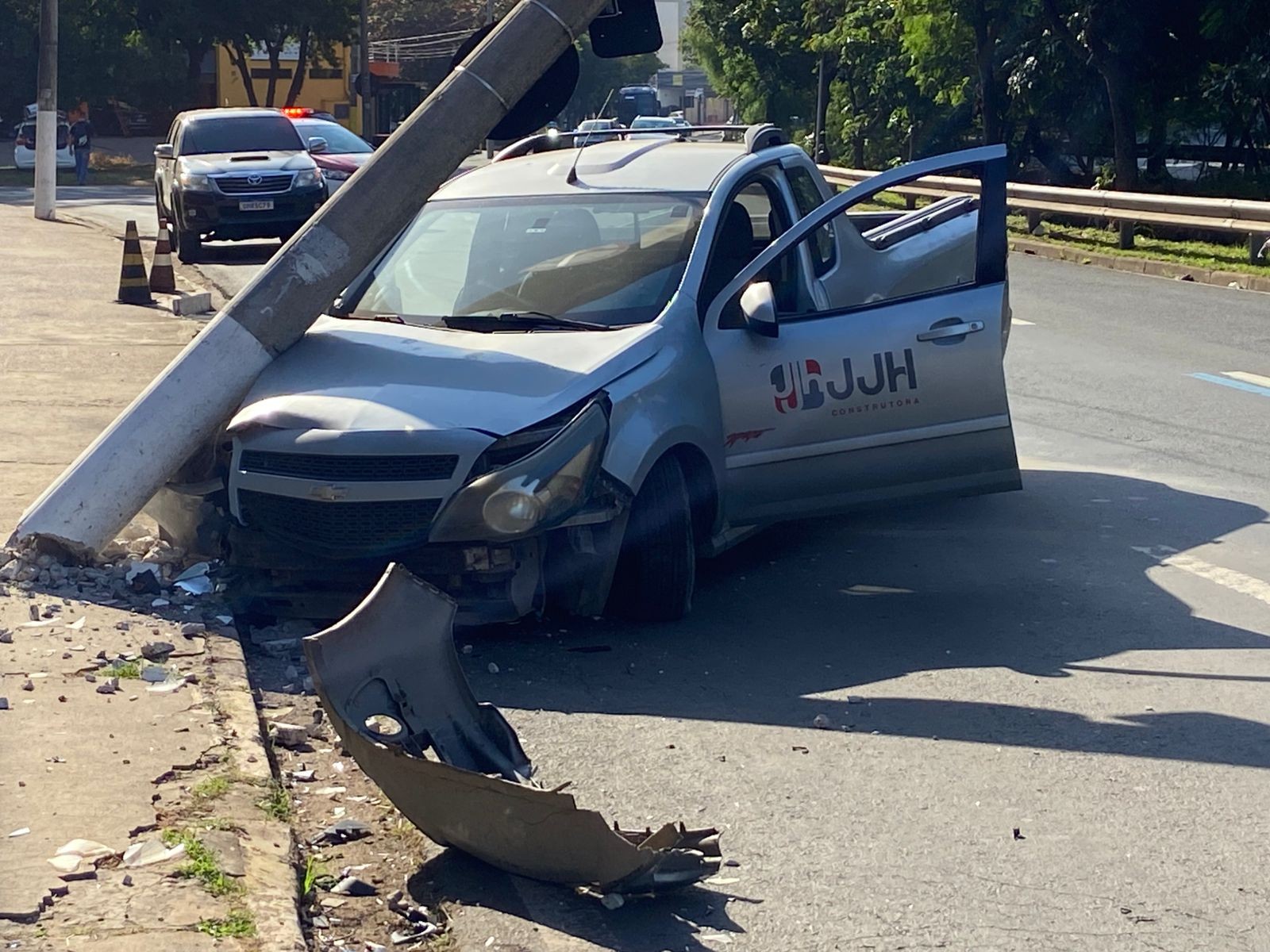 Batida de carro em poste deixa duas pessoas feridas em Piracicaba